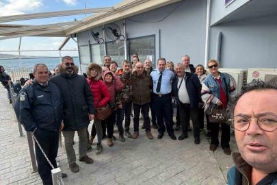 Türk turistlerden Yunanlı komisere çiçekli teşekkür