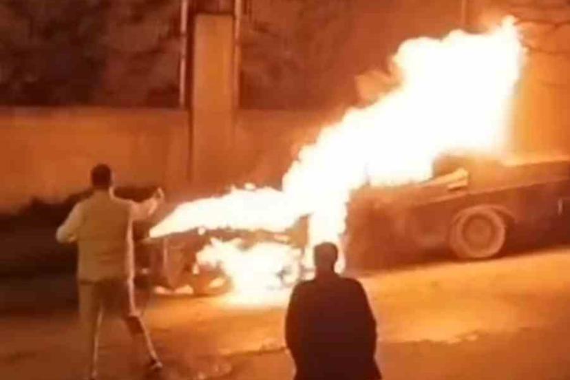 Tuzla’da park halindeki otomobil alev alev yandı