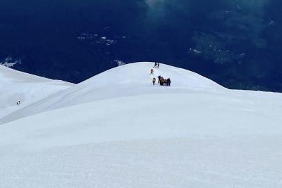 Uludağ’ın zirvesindeki donmuş Türk Bayrağını dağcılar değiştirdi