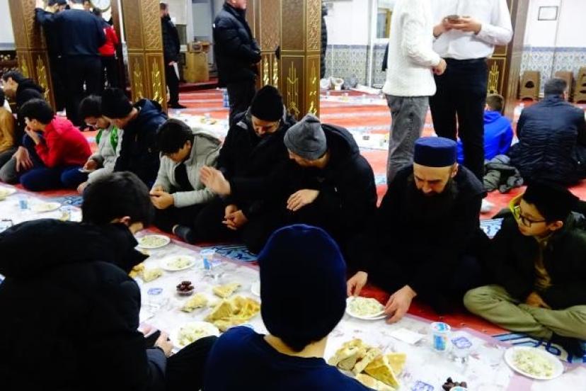 Ümmet iftarında gönüller bir oldu