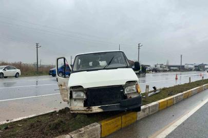 Uşak’ta panelvan aracın refüje çarpması sonucu 1 kişi yaralandı