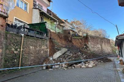 Uşak’ta yağış sonrası istinat duvarı çöktü, toprak kayması yaşandı: 3 ev tahliye edildi