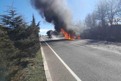Uşak’ta yangın çıkan cip küle döndü