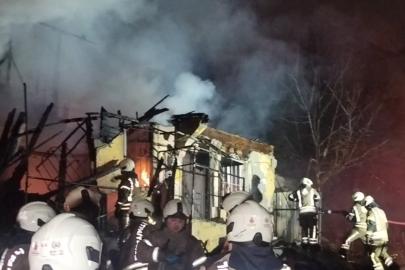 Üsküdar’da iki katlı metruk bina alev alev yandı