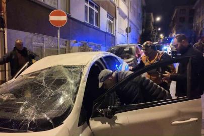 Üsküdar’da kontrolden çıkan otomobil iki araca çarparak takla attı