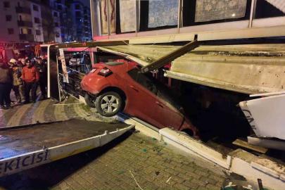 Üsküdar’da kontrolden çıkan otomobil iş yerine daldı