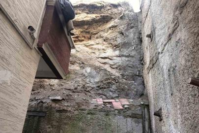 Üzerine gecekondular inşa edilen kayalıklardan düşen parçalar iki binanın mühürlenmesine neden oldu