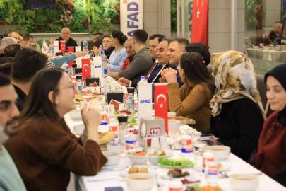 Vali Çakırtaş depremzedelerle iftarda buluştu