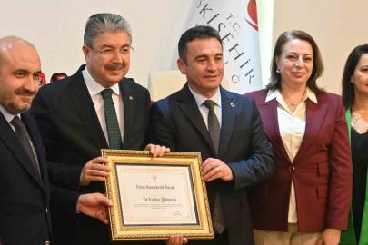 Vali Dr. Erdinç Yılmaz’a ’Sivrihisar Fahri Hemşehrilik Beratı’ takdim edildi