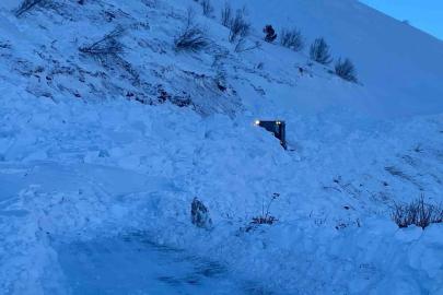 Vali Ergün: "Arama kurtarma çalışmaları durmadı, çığ riski sebebiyle ara verildi"