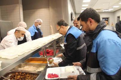 Vali Kızılkaya iftarda madencilerin sofrasında misafir oldu