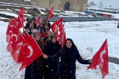 Van Kalesi’nde kadınlardan bayrak sevgisi yürüyüşü