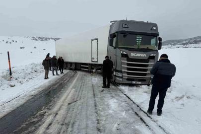Varto’da kar nedeniyle kayan tır ulaşımı durdurdu
