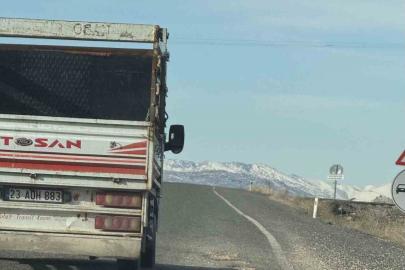 Vatandaşlar iki ilçe arasındaki çukurlu yolun onarılmasını istiyor