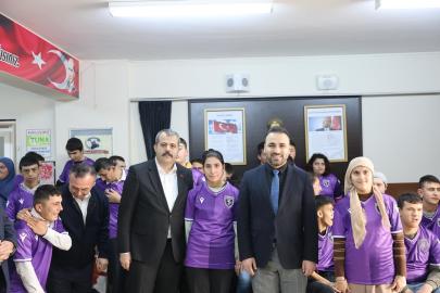 Vezirköprü’de özel öğrencilere Samsunspor forması sürprizi