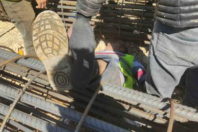 Vinçten düşen demir kolunun altında kalan işçi yaralandı