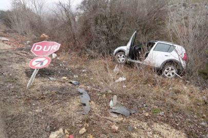 Virajı alamayan otomobil ağaçlara çarparak durabildi: 3 yaralı