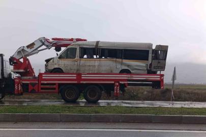 Yağış sonrası kayganlaşan yolda taklalar atan transit hurdaya döndü: 2 yaralı