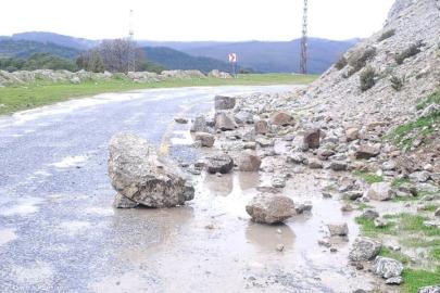 Yağış sonrası topraktan kaydı, kayalar yolu kapattı