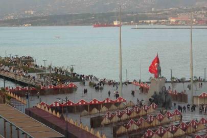 Yağışlı havanın son bulmasını fırsat bilen vatandaşlar İskenderun Sahili’ne akın etti