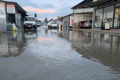 Yağmur sonrası sanayi sitesi sokakları su altında kaldı