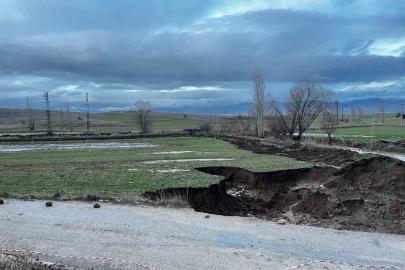 Yağmur sonrası yolda 4 metre derinliğinde çukur oluştu