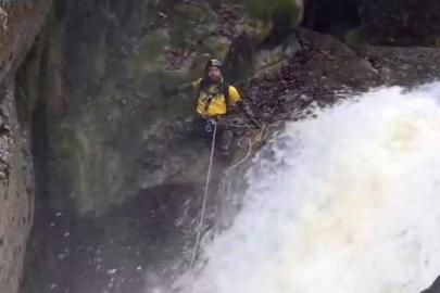 Yağmur ve kar sularıyla coşan kanyondan kurtuldu