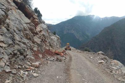 Yahyalı’da sel ve heyelan sonucu kapanan yollar açıldı