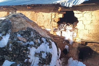 Yamaçtan kopan dev kaya neredeyse evi yıkıyordu