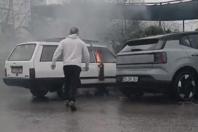 Yanan otomobile yol kenarındaki su birikintisinden doldurduğu kovayla müdahale etti