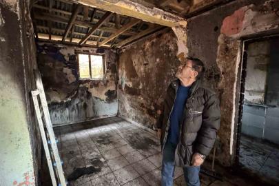 Yangın mağduru engelli vatandaş yardım bekliyor; "İğneden ipliğe her şeyim yandı"