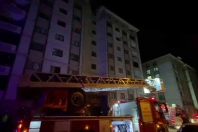 Yangında evdeki tüp patladı: Binada mahsur kalan 13 kişiyi itfaiye ekipleri kurtardı