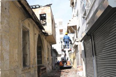 Yangında zarar gören tarihi Mersin evinin çatısı temizlendi