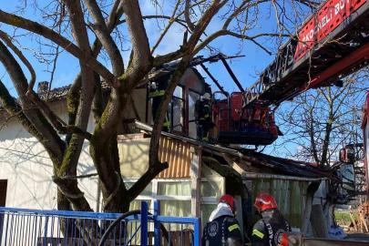 Yangını söndürmeye çalışan ev sahibi yaralandı