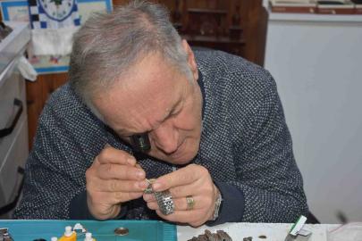 Yarım asırlık saat ustası çırak bulamadığı mesleğini eşiyle ayakta tutuyor