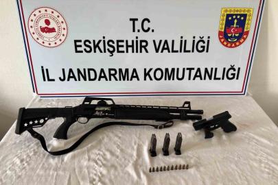 Yasa dışı silah ticareti yapan şahıs jandarmadan kaçamadı