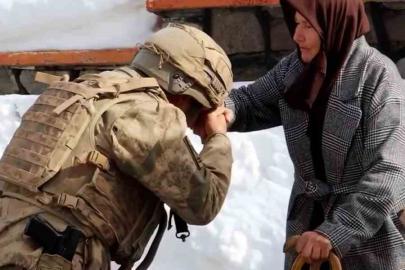 Yaşlı kadın elleriyle ördüğü çorapları iki yıldır Mehmetçiğe gönderiyor