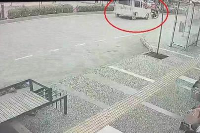 Yayalara yol veren motosiklete otomobilin çarptığı anlar kamerada: 1 yaralı