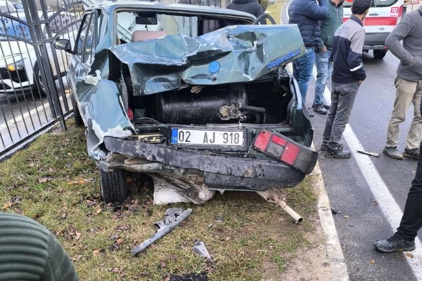 Yayaya yol vermek isterken çarpıştılar: 3 yaralı