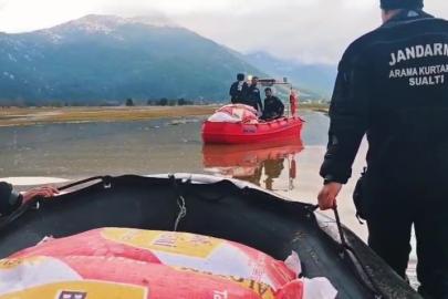 Yaylada mahsur kalan çoban ve yüzlerce hayvana botla yem ile erzak taşıdılar