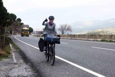 Yeni kültürleri tanımak için Brezilya’dan Çin’e pedal çeviriyor