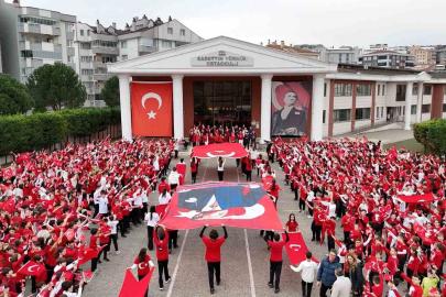 Yer gök kırmızı beyaz