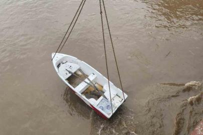 Yeşilırmak’ın sularına kapılan kayık köprüye takıldı