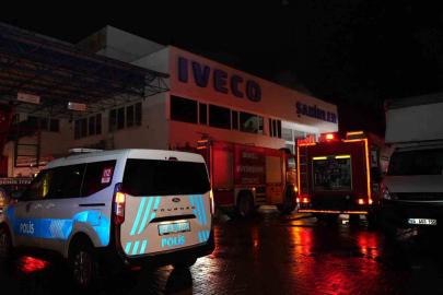 Yetkili otomotiv servisi deposunda korkutan yangın