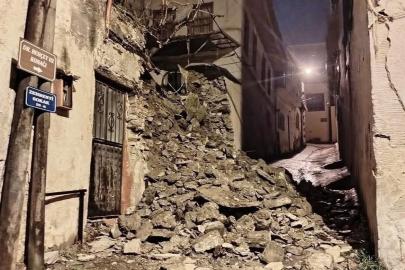 Yıkılan istinat duvarı yolu kapattı