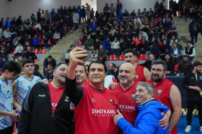 Yılmaz, parkede gençlerle kozlarını paylaştı