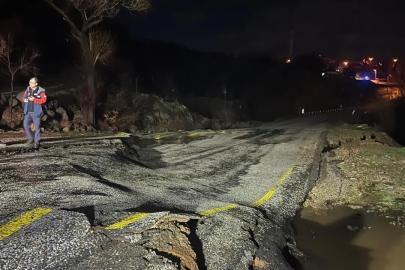 Yoğun yağış sonrası köy yolunda çökme meydana geldi