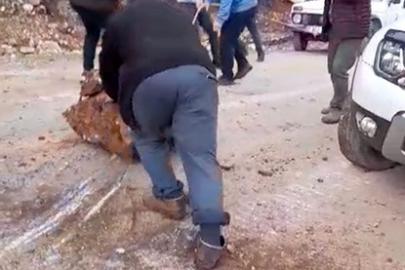 Yola düşen kayaları iple araca bağlayıp çektiler