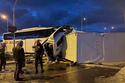 Yolcu otobüsü ile kamyonet çarpıştı: 5 yaralı