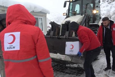 Yolda kalan Kızılay ekibi hasta yatağını kepçeyle ulaştırdı